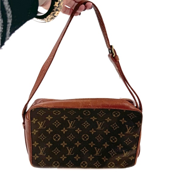Louis Vuitton Monogram bag..ususual adjustable strapp that tucks under the bag - Picture 3 of 13